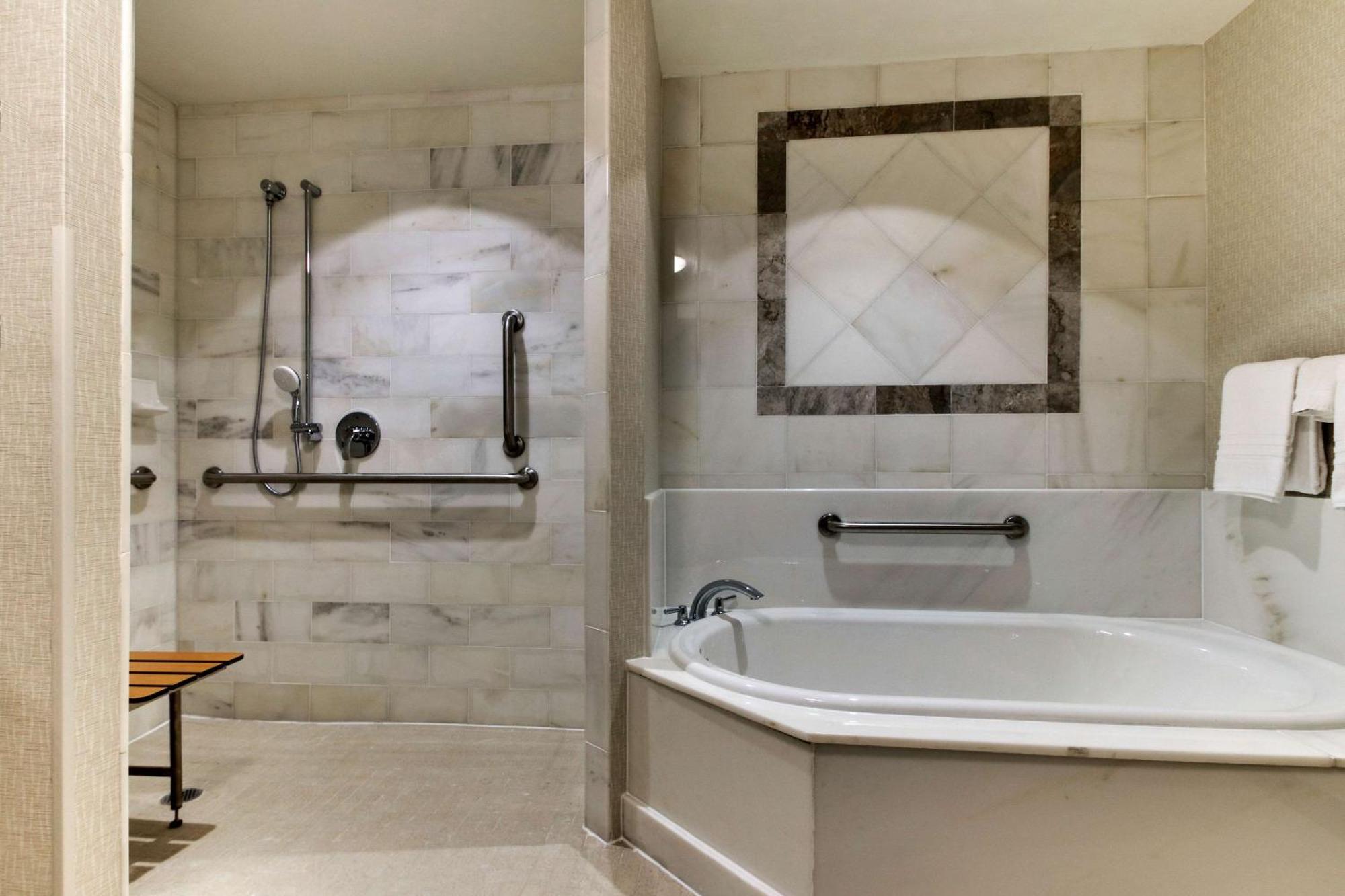 Drury Plaza Hotel Richmond Глен Ален Екстериор снимка